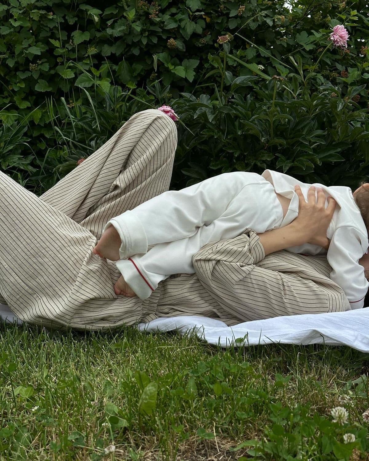 아이들이 자연 속 담요 위에서 쉬고 있는 모습